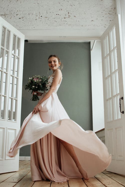 žena s květinou