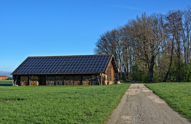 solární panely na střeše stodoly