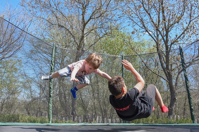 kluci na trampolíně