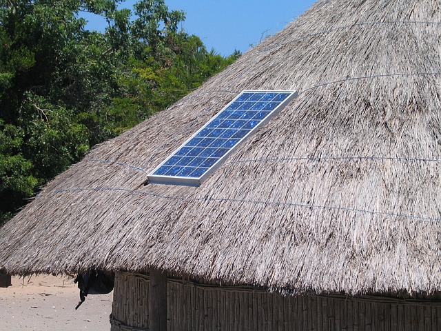 fotovoltaický panel na vesnické chatrči